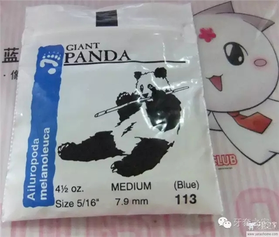 牙齿矫正过程中，有时需要正畸患者自行配戴橡皮筋，这种弹力橡皮圈(elastics)主要挂在矫治装置（托槽、牵引钩）之间，产生弹力作用于牙齿和牙弓(dental arch)。